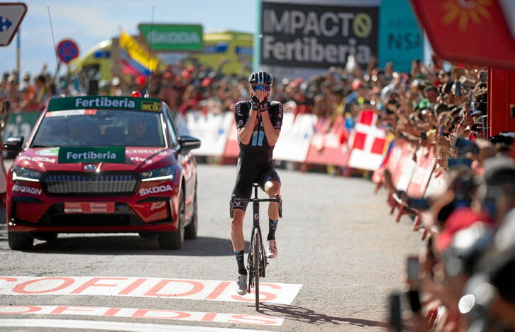 Thymen Arensman no se creía su victoria, que le coloca octavo en la general.