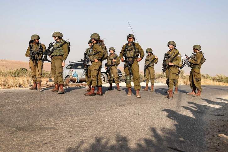 Soldados israelíes en una carretera en la Cisjornadia ocupada.