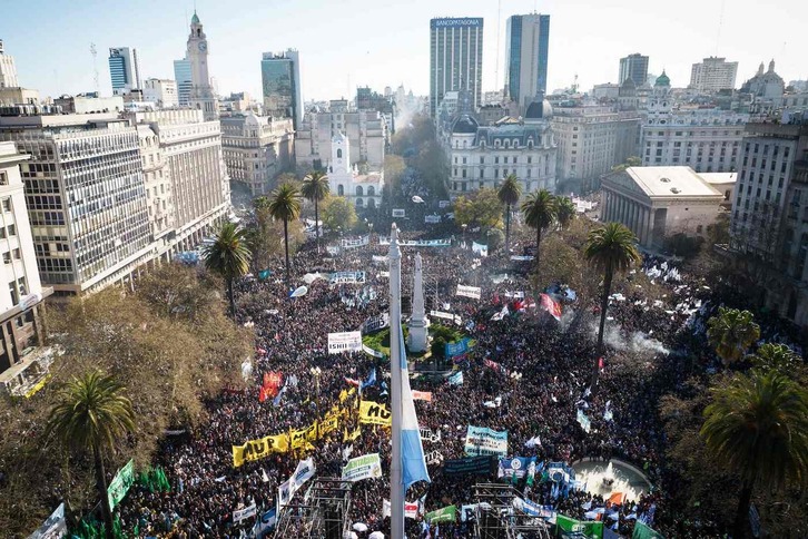 Vista aérea de la manifestación en apoyo a la vicepresidenta de Argentina, Cristina Fernández de Kirchner, en la Plaza de Mayo de Buenos Aires el pasado viernes.