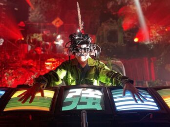 Uno de los componentes de Electrónicos Fantásticos! creando música con pantallas.