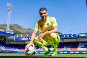 Luca Zidane posa sobre el césped de Ipurua tras su presentación oficial.