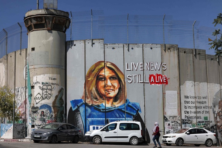 Mural que recuerda a Shireen Abu Akleh en Palestina.