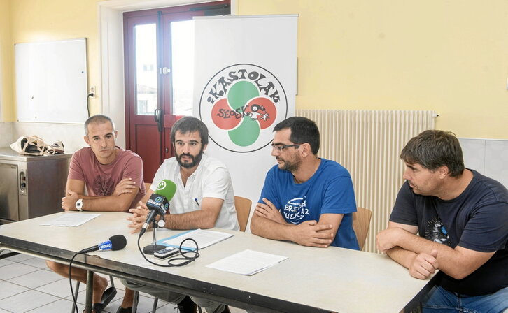 Eneko Aldana-Douat auzapeza eta Peio Jorajuria, Seaskako lehendakaria, Kaskarotenea ikastolako bi ordezkariekin, atzo, Ziburun.