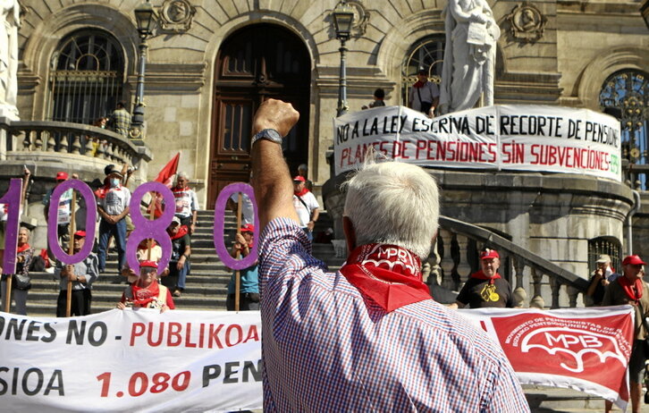 Movilización de los pensionistas, ayer frente al Ayuntamiento de Bilbo.