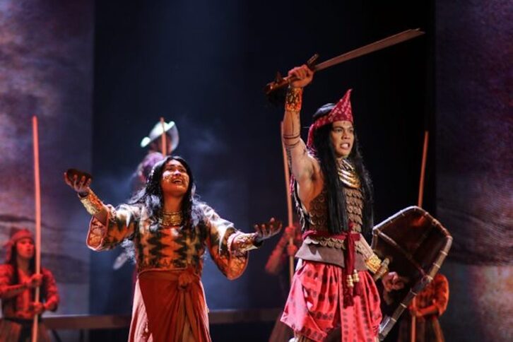 Lapulapu, en primer término, en un musical que conmemora la batalla de Mactan.