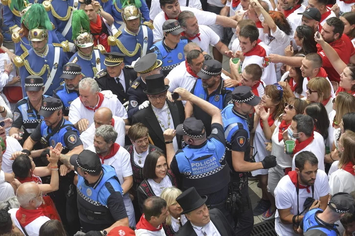 Enrique Maya, durante el paso de la procesión por la calle Curia.