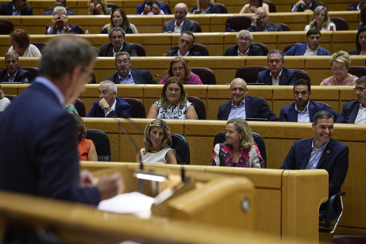 El presidente del Gobierno español, Pedro Sánchez, sonríe durante la intervención de Alberto Núñez Feijóo. 