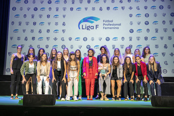 Futbolistas de Primera posan en el escenario durante la presentación de la nueva competición.