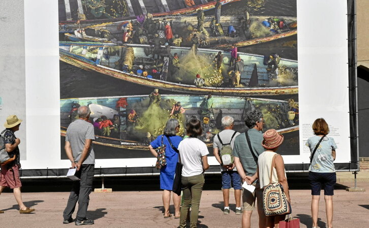 Exposición al aire libre de George Steinmetz sobre la sobrepesca en el mundo.