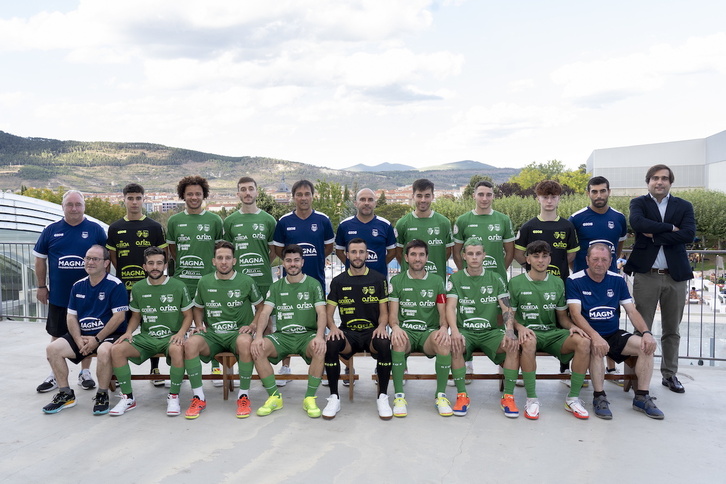 Foto de familia de la plantilla y cuerpo técnico de Osasuna Magna para la 2022-23.