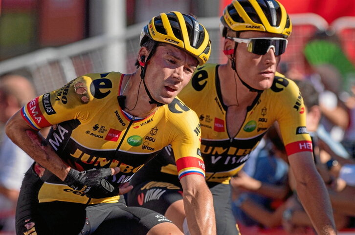 Primoz Roglic entró ensangrentado en la meta con la ayuda de un compañero.