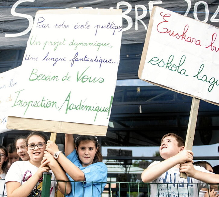 Udan hainbat protesta izan ziren eskoletan.