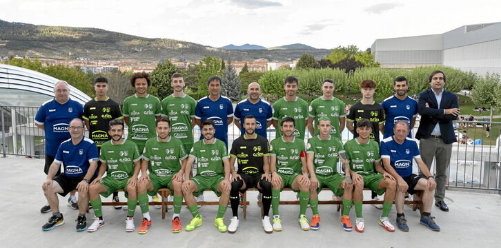 Foto de familia de plantilla y cuerpo técnico para la 2022-23.