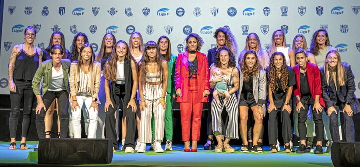 Las futbolistas, grandes protagonistas de la presentación.