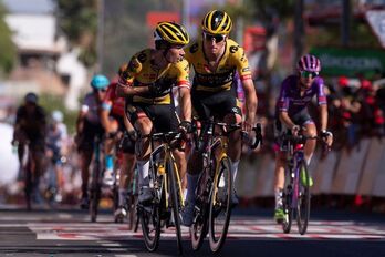 Primoz Roglic entrando en la meta de Tomares, después de padecer la caída que lo ha obligado a dejar la Vuelta.