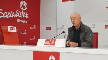 Odón Elorza, durante su comparecencia en la sede del PSE en Donostia.