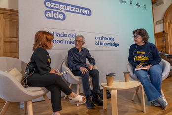 El presidente de la Comisión de la Verdad de Colombia, Francisco de Roux, junto a la comisionada Marta Ruiz Naranjo, durante el curso de verano en el Palacio Miramar de Donostia.