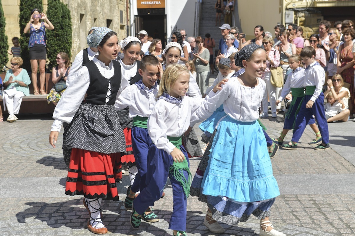 Zarautz celebra este viernes día 9 su Euskal Jai Eguna, que ha estado precedida el domingo por la jornada dedicada a los dantzari txikis. (Idoia Zabaleta / FOKU)