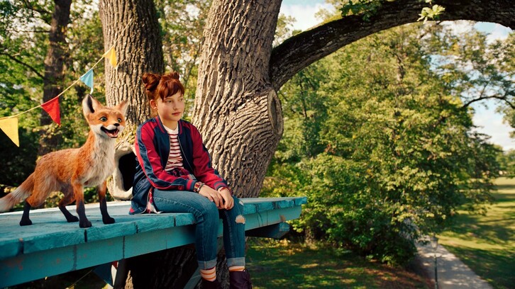 El zorro parlante Rabbat y la pequeña Ida (Emilia Maier).