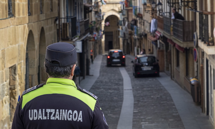 El nuevo decreto conllevaría que policías municipales que no portan pistola se vieran obligados a patrullar con ella.