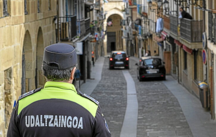 El nuevo decreto conllevaría que policías municipales que no portan pistola se vieran obligados a patrullar con ella.