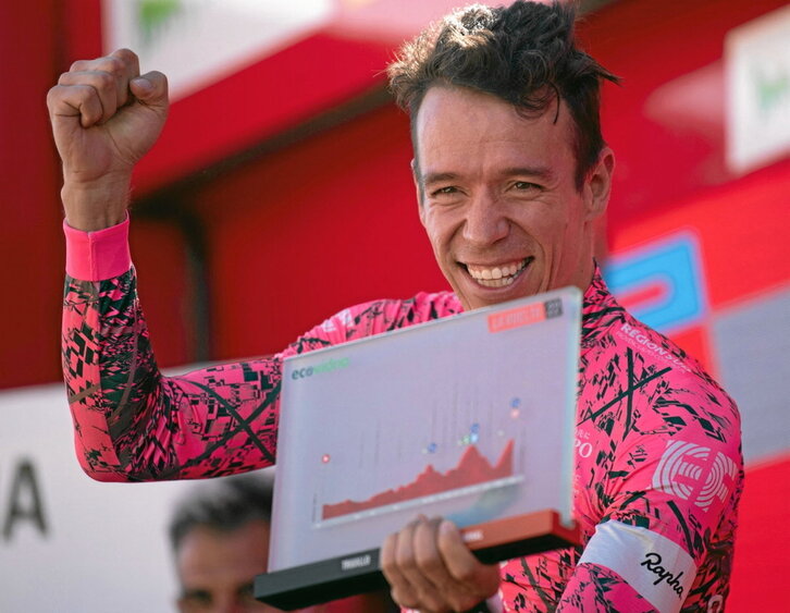 Rigoberto Urán, feliz en el podio con el recuerdo de una etapa que no olvidará .