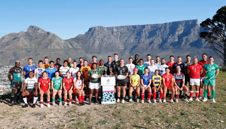 Capitanes y capitanas de las cuarenta selecciones participantes posan en Ciudad del Cabo.