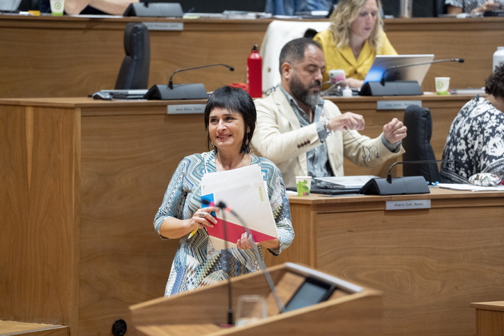 Laura Aznal, durante su intervención en la Cámara navarra.