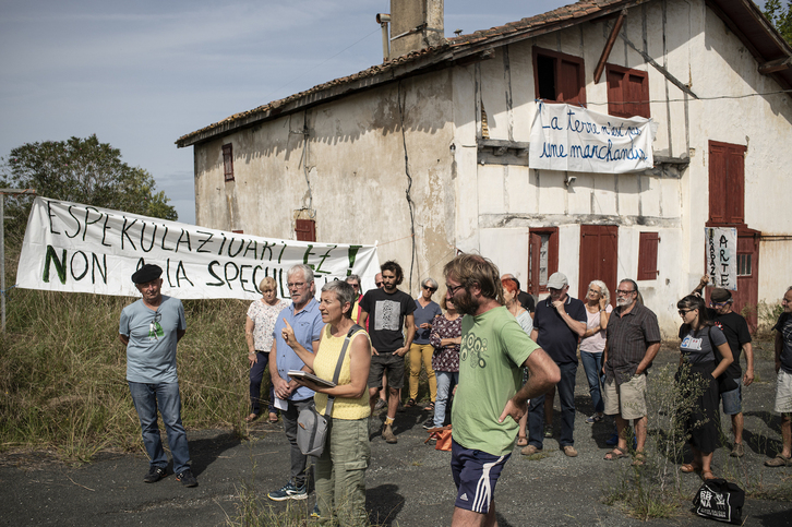 Dominique Amesoy, Tote Elizondo eta Isabelle Capdeville ostegun huntan Arbonan, hainbat herritar eta hautetsik babesturik.