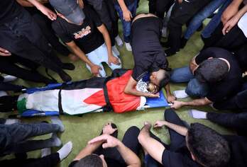 Funeral por Youni Ghasan Tayeh en el campo de refugiados de Al-Fara. Fue el muerto del miércoles.