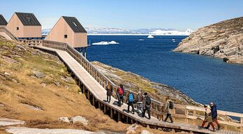 Turistak paisaia paregabeaz gozatzen.
