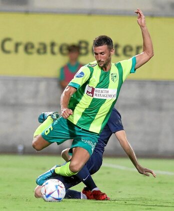 Oier, AEK Larnaka taldeko elastikoarekin.