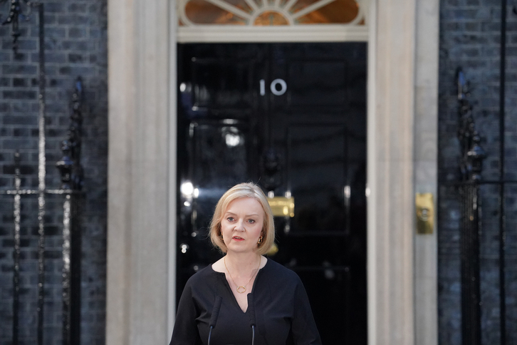 La recién nombrada primera ministra británica, Liz Truss, comparece en Downing Street tras la muerte de la reina Isabel II.