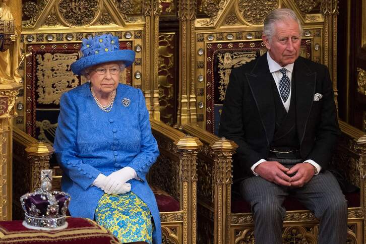 Elizabeth II.a, errege izendatu berri duten Charles semearekin, artxiboko irudi batean. 