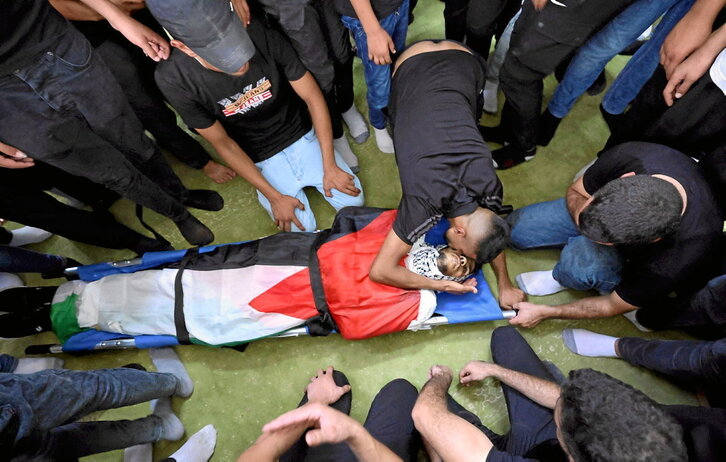 Funeral por Youni Ghasan Tayeh, el joven que mataron el miércoles, en el campo de refugiados de Al-Fara.