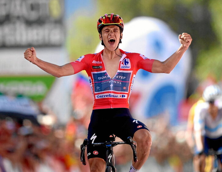 Remco Evenepoel celebra su victoria en el alto de El Piornal.