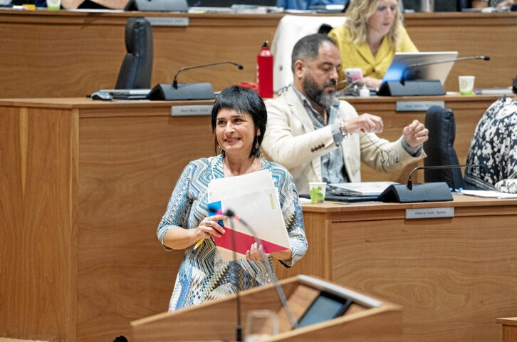 Laura Aznal, durante su intervención en la Cámara navarra.