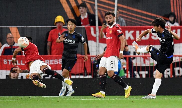 El balón golpea en el brazo de Lisandro tras el disparo de Silva y el árbtiro ha señalado penalti.