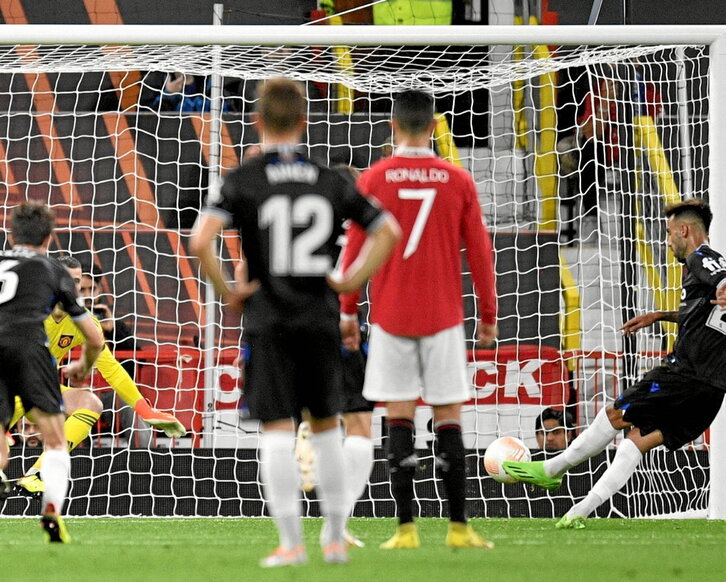 Brais Méndez transformó de esta forma el penalti que dio la victoria histórica a la Real