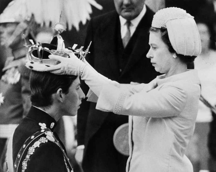 Isabel II inviste como príncipe de Gales a su hijo Charles, ahora Carlos III.