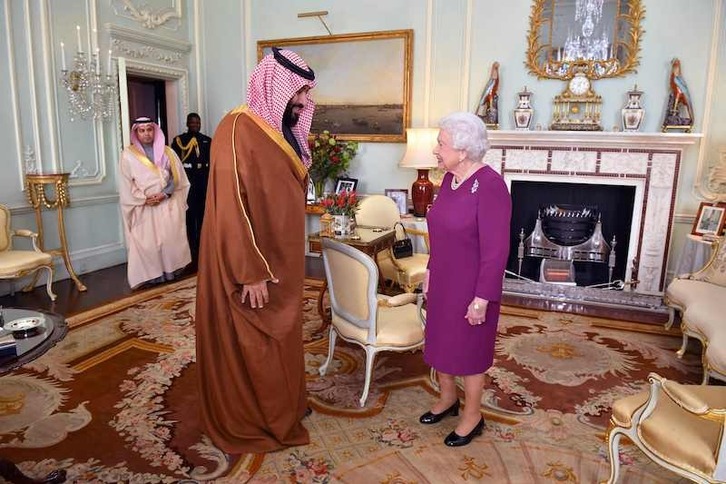 Isabel de Inglaterra, recibiendo al monarca saudí Mohammed Bin Salman en 2018.