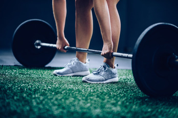 Gimnasio batzuek ez dute 16 urtera arte pasatzen uzten, eta beste batzuek bai, baina legezko tutoreen baimena behar dute.