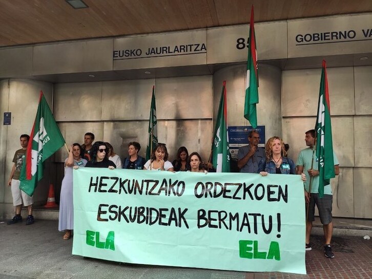 Concentración del sindicato ELA frente a la Delegación de Educación en Bilbo. 