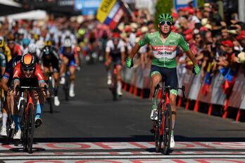 Mads Pedersen ha vuelto a superado a Fred Wright en el sprint.