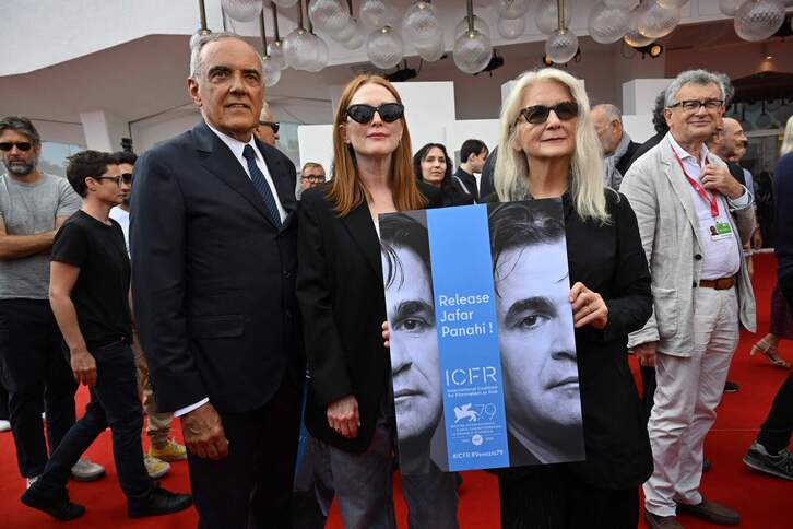 Alberto Barbera, director del festival, la presidenta del jurado, Julianne Moore, y la cineasta Sally Potter, en la concentración pidiendo la libertad de los cineastas iraníes. 