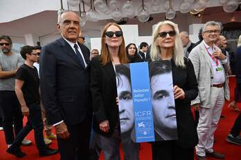 Alberto Barbera, director del festival, la presidenta del jurado, Julianne More, y la cineasta Sally Potter, en la concentración pidiendo la libertad de los cineastas iraníes. 
