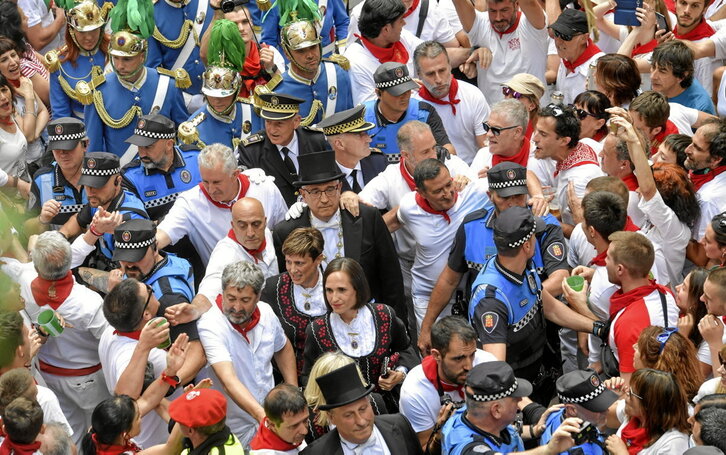 Enrique Maya alkatea eta Navarra Sumako zinegotziak Curia kalean prozesio egunean.