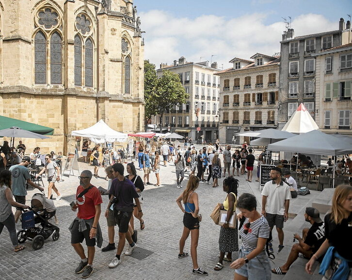 Turistas deambulando, el 19 de julio, por las inmediaciones de la Catedral de Baiona.