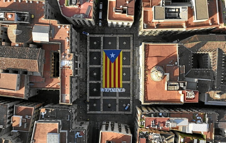 La ANC colocó ayer una estelada en la plaza de San Jaume para animar a participar en la manifestación que ha convocado hoy.