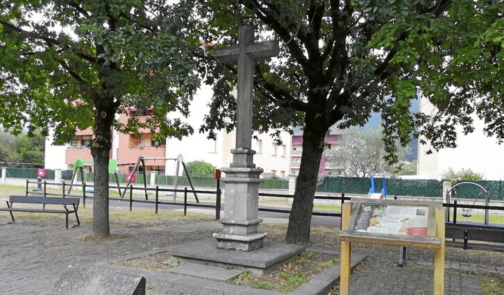 Monumento erigido en 1730 en el lugar donde se encontraba el Árbol Malato, que marca el límite jurisdiccional del Señorío de Bizkaia.
